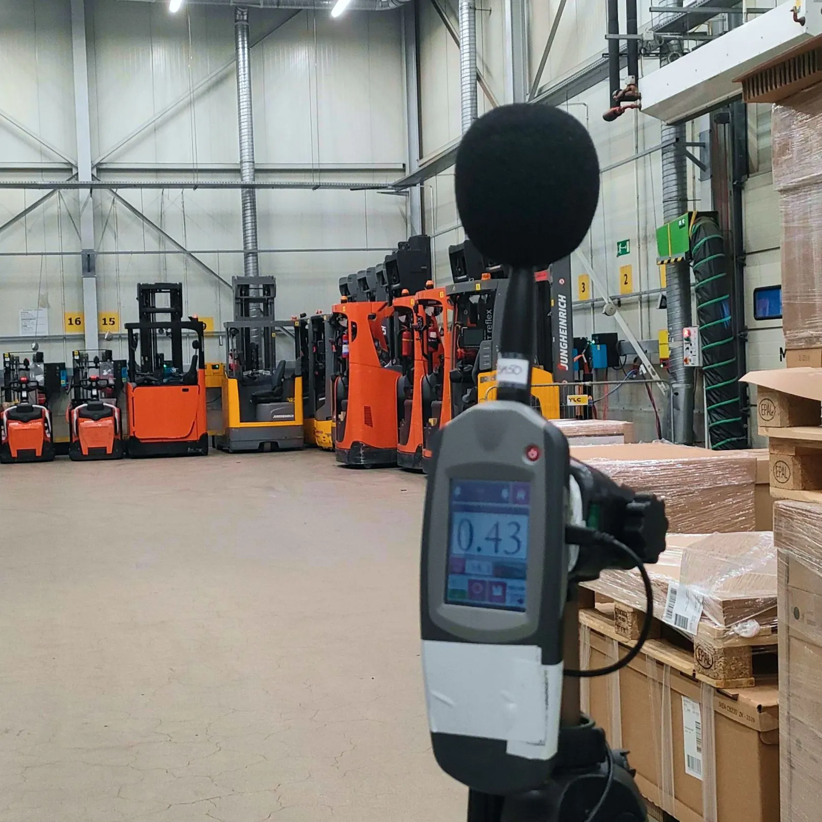 Noise measurements in the warehouse space