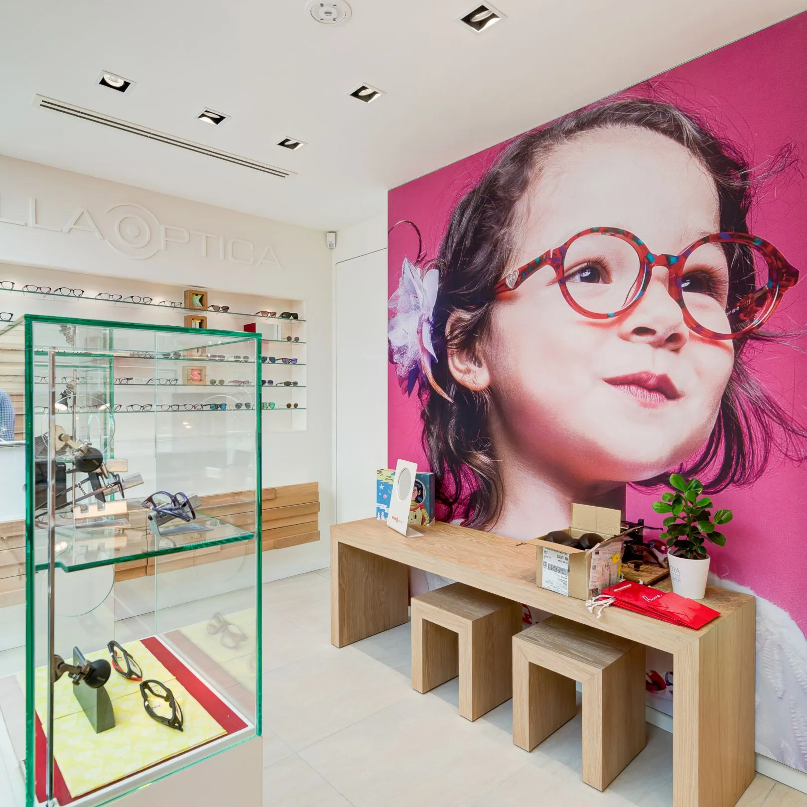 Sonacoustic® plaster on the ceilings of an optician's shop