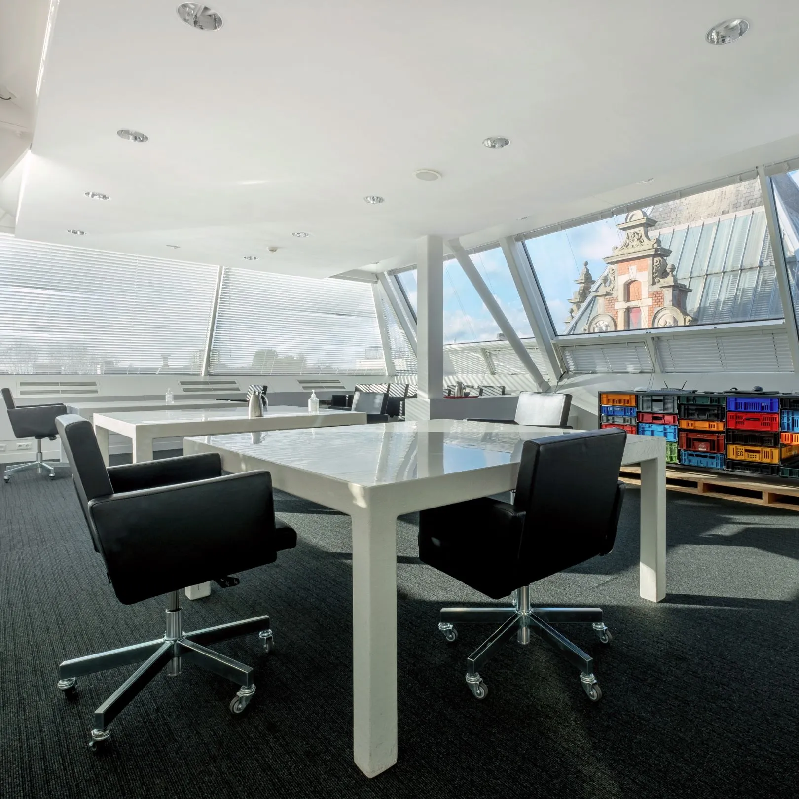 Sonacoustic® plaster is a good choice for minimalist offices