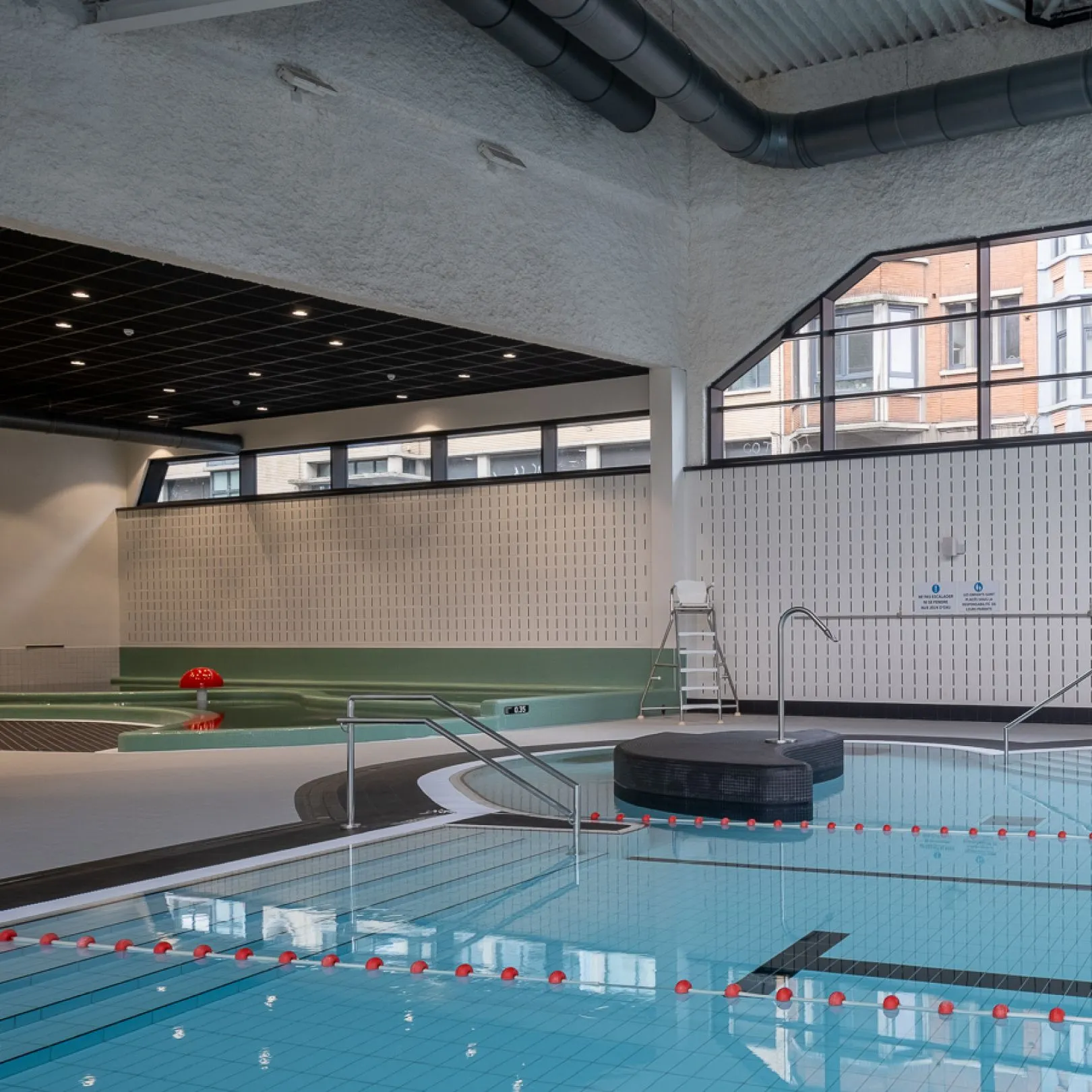 Thanks to their moisture resistance, Soundblox® is an excellent solution for swimming pools