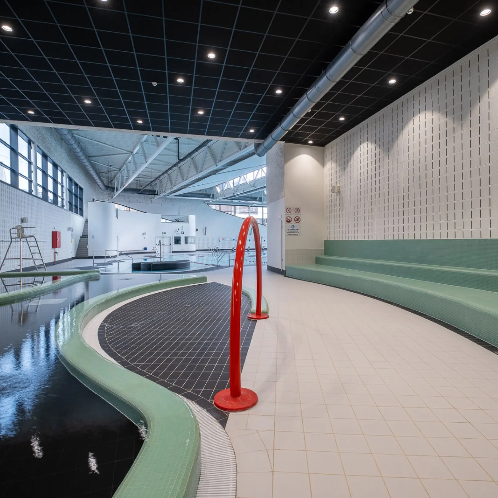 Thanks to their moisture resistance, Soundblox® is an excellent solution for swimming pools