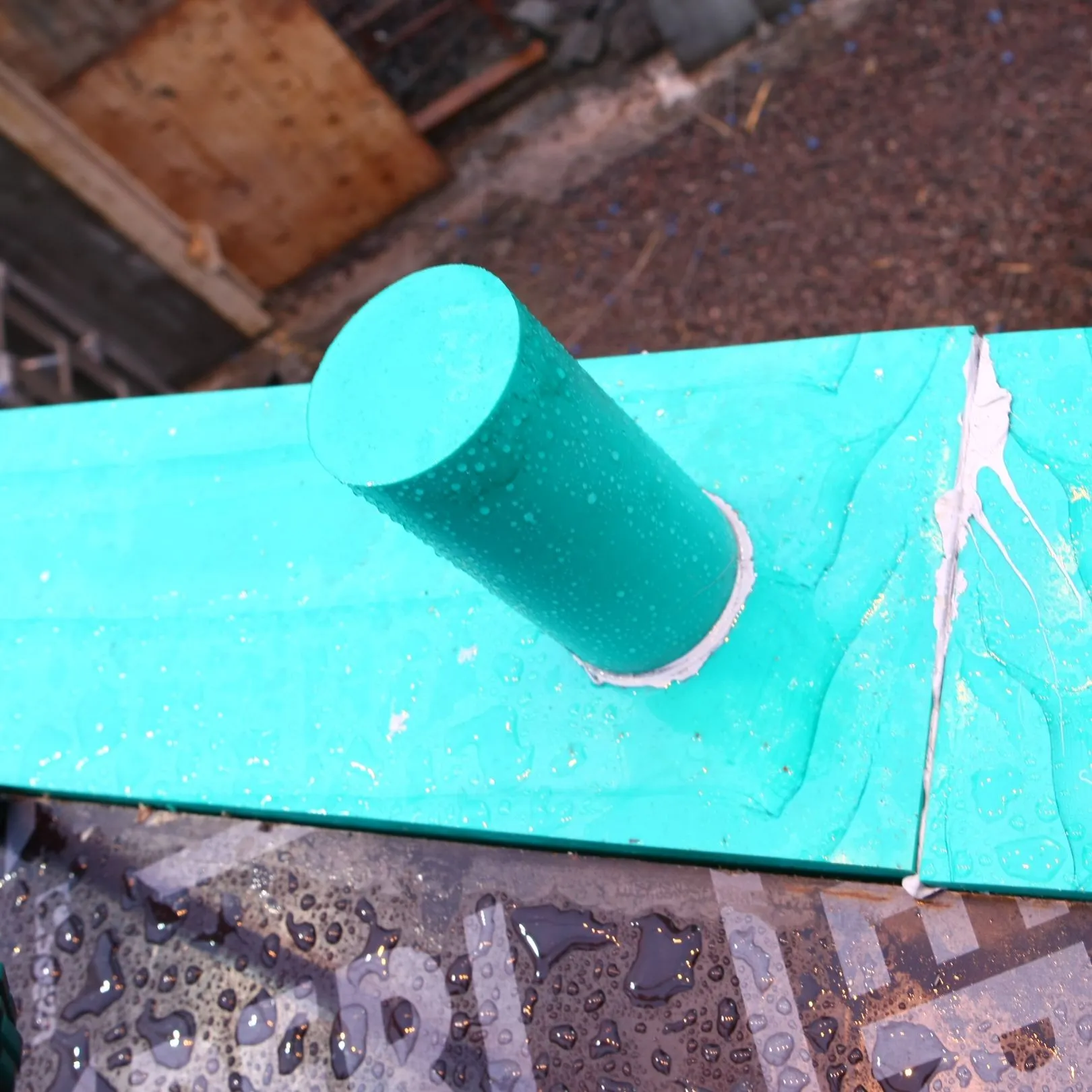 Vibration isolation of connecting pins