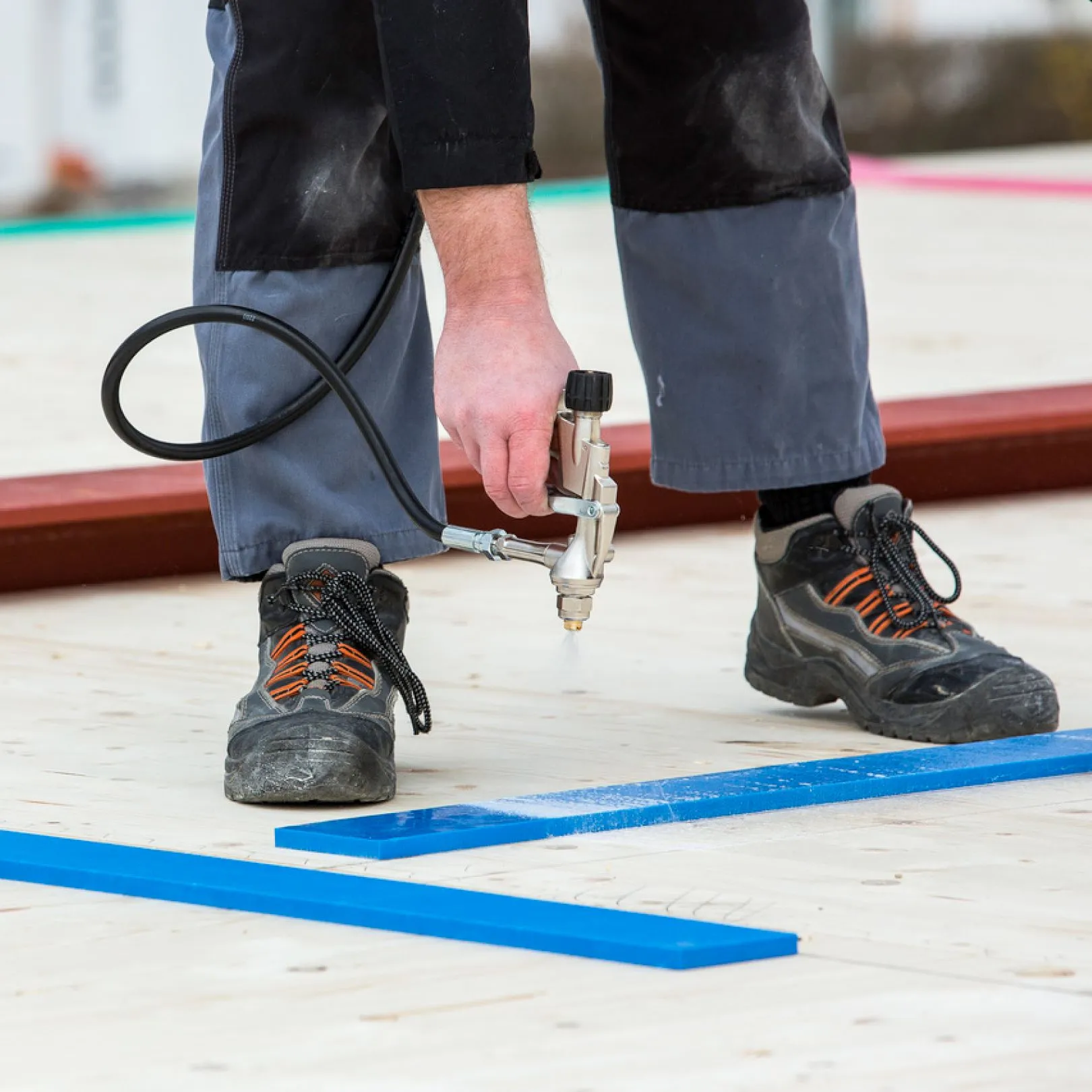 Installation of Sylodyn® stripes on the construction site