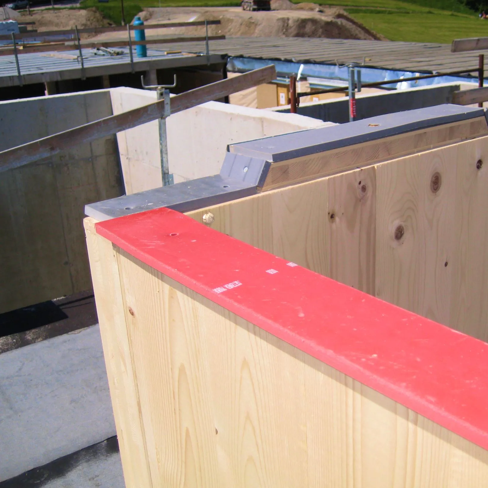 Installation of Sylodyn® stripes on the construction site