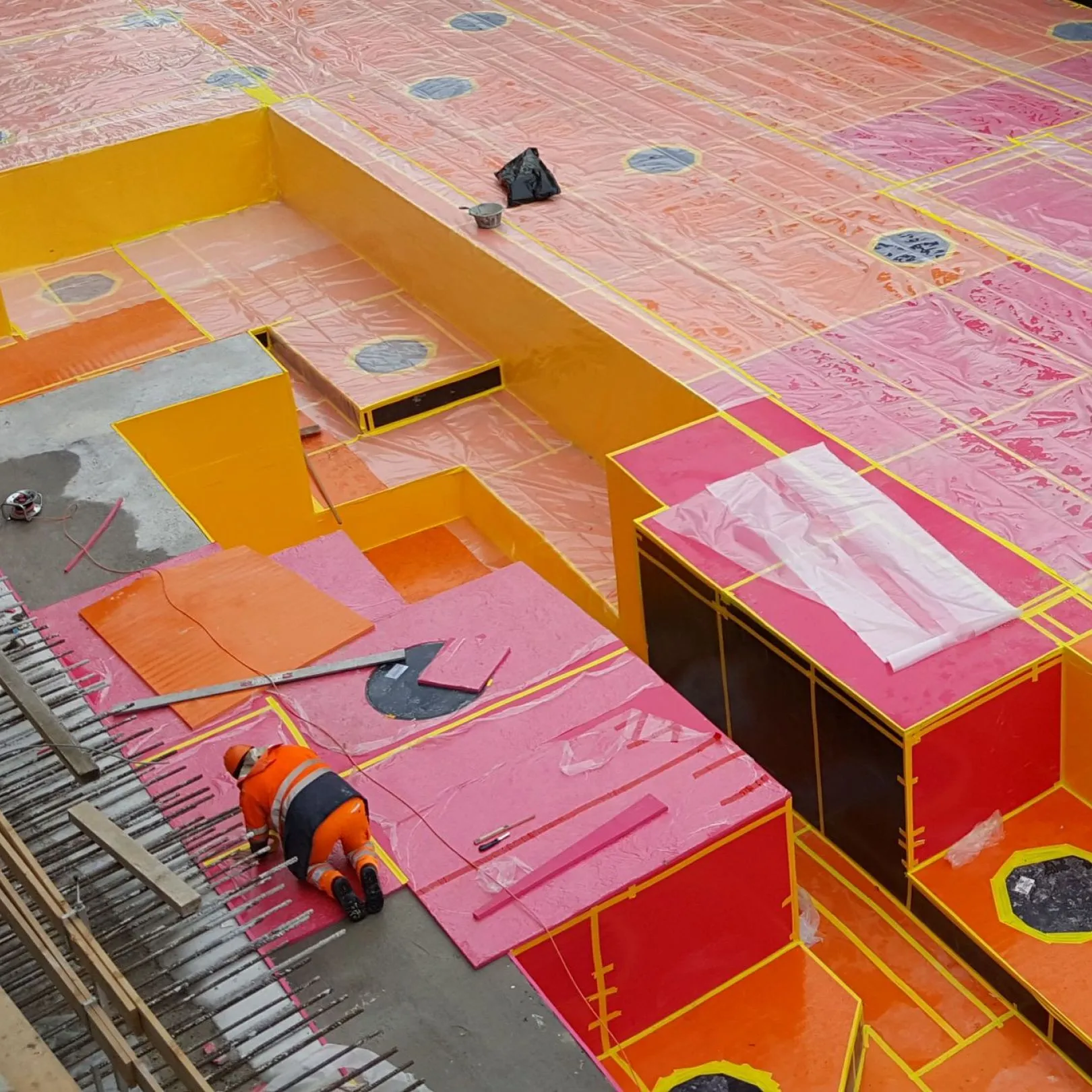 Full-surface vibration isolation of the building